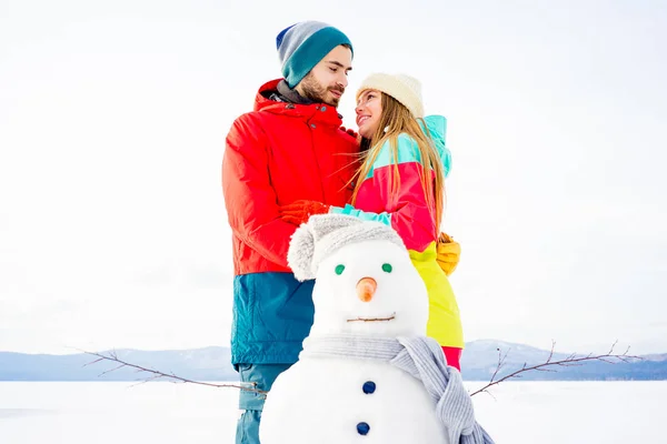 Glückliches Paar im Winter im Freien — Stockfoto