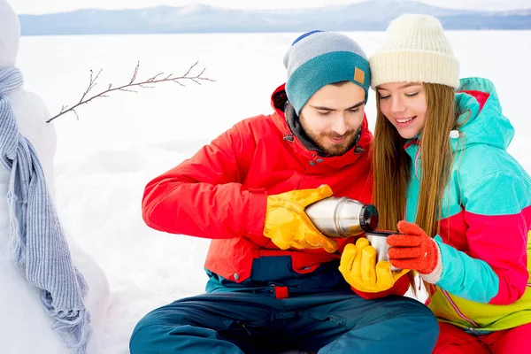 Paar trinkt im Winter Tee im Freien — Stockfoto