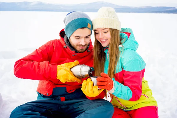 Paar trinkt im Winter Tee im Freien — Stockfoto