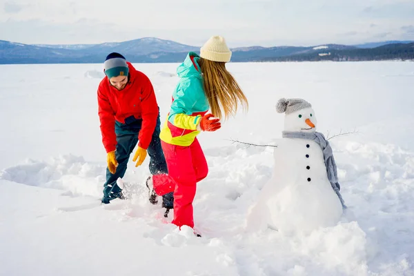 Glückliches Paar beim Schneeballspielen — Stockfoto