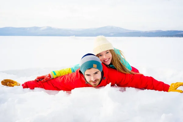 Glückliches Paar liegt im Schnee — Stockfoto