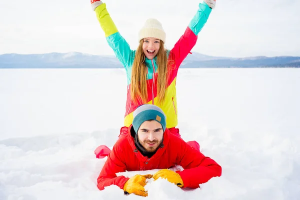 Glückliches Paar liegt im Schnee — Stockfoto