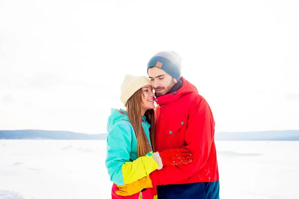 Счастливая пара на открытом воздухе зимой — стоковое фото