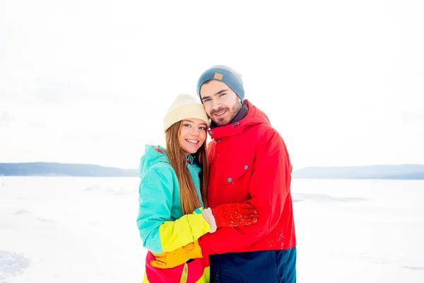 Glückliches Paar im Winter im Freien — Stockfoto