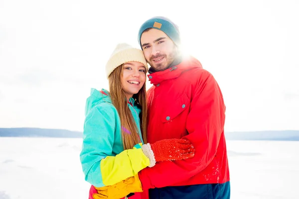 Glückliches Paar im Winter im Freien — Stockfoto