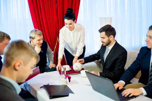 Incontro di lavoro in un ristorante — Foto Stock