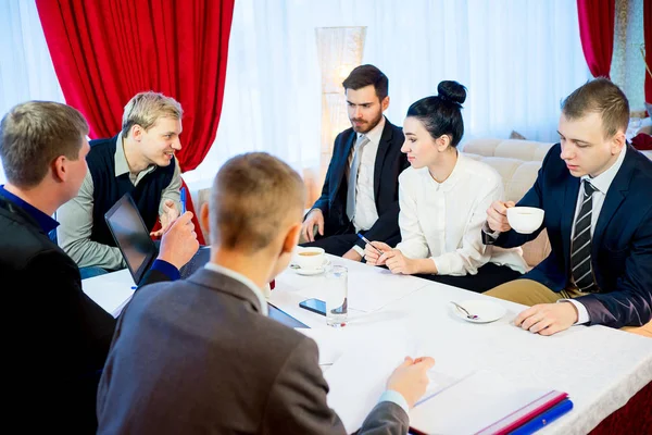 Incontro di lavoro in un ristorante — Foto Stock