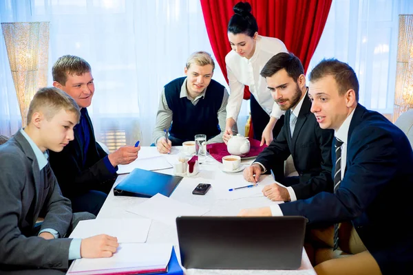 Geschäftstreffen in einem Restaurant — Stockfoto