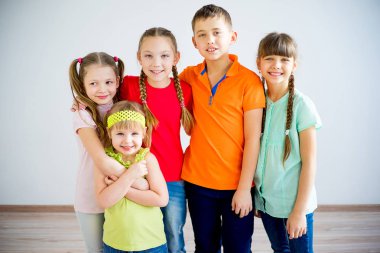 mutlu çocuklar gülüyor