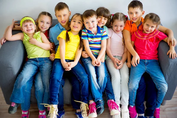 Groep van jonge geitjes — Stockfoto