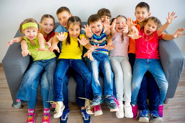 Groep van jonge geitjes — Stockfoto