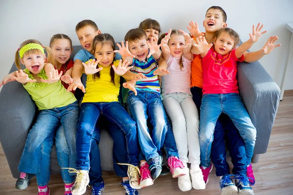 Groep van jonge geitjes — Stockfoto