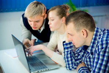 Üç öğrenci birlikte çalışma