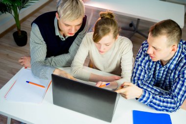 Üç öğrenci birlikte çalışma