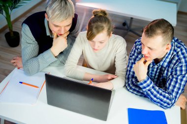 İş ekibi birlikte çalışıyor.