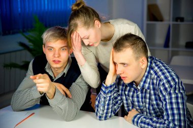 Sıkıcı bir iş yapıyor işçi