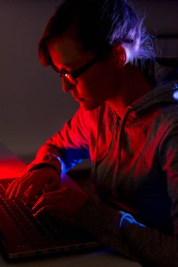Bir kız programcı