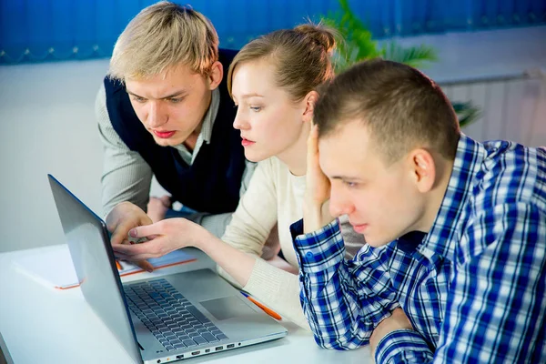 Three businesspeople with computer — Stock Photo, Image