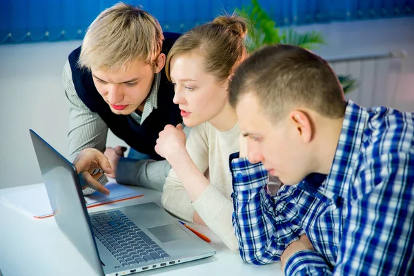 Tres empresarios con ordenador — Foto de Stock