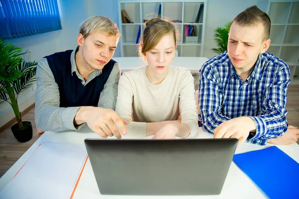 Ofiste üç arkadaşları