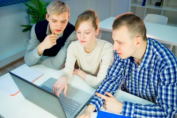 Three colleagues work — Stock Photo, Image