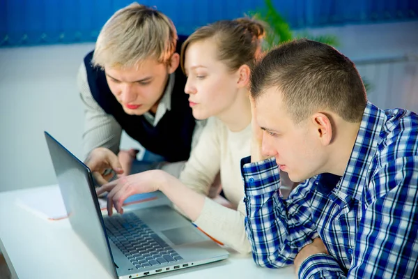 Tres estudiantes trabajan juntos — Foto de Stock