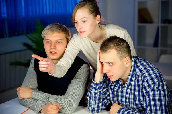 Tres estudiantes trabajan — Foto de Stock