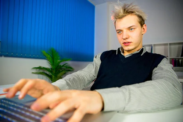 Travailler tard au bureau — Photo