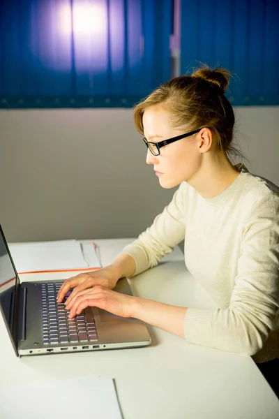 Femme stressée par le travail — Photo