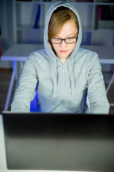 Una programadora de chicas — Foto de Stock