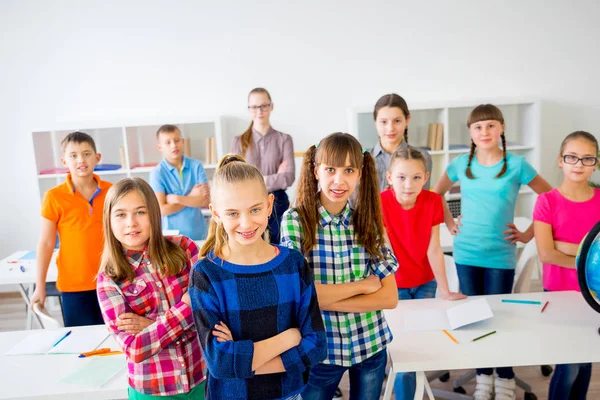 Étudiants heureux en classe — Photo