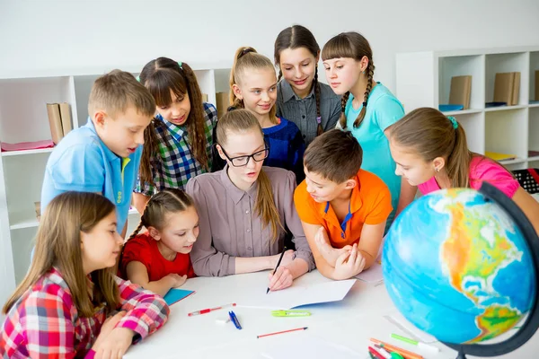 Nauczyciel pracuje ze studentami — Zdjęcie stockowe