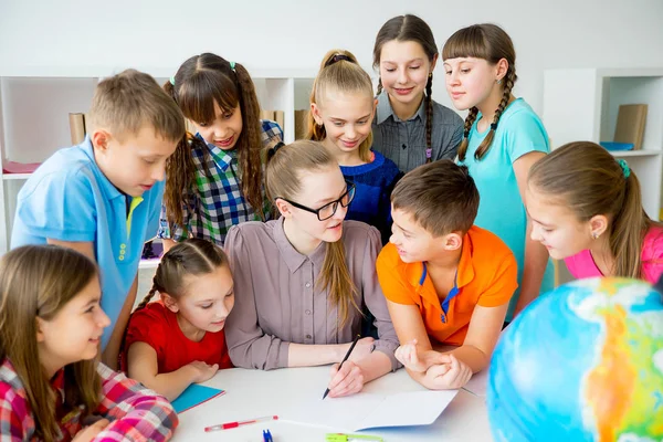 Insegnante lavora con gli studenti — Foto Stock