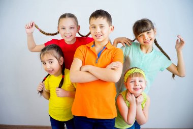 mutlu çocuklar gülüyor