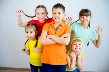 mutlu çocuklar gülüyor