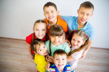 Mutlu çocuklar oynuyor