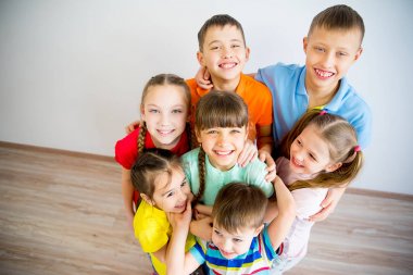 Mutlu çocuklar oynuyor