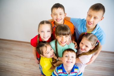 Mutlu çocuklar oynuyor