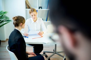 İş görüşmesi devam ediyor