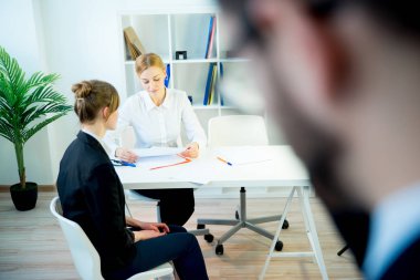 İş görüşmesi devam ediyor