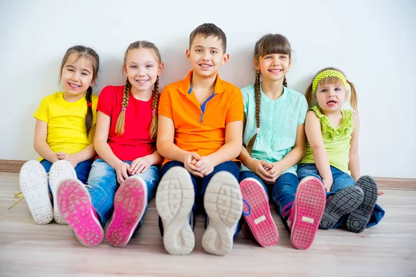 Kinderen zitten samen — Stockfoto