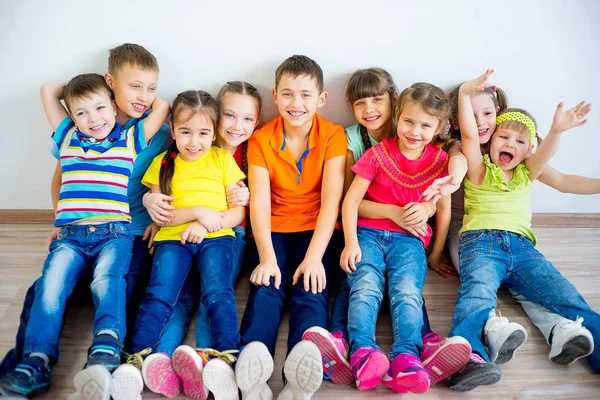 Kinder sitzen zusammen — Stockfoto