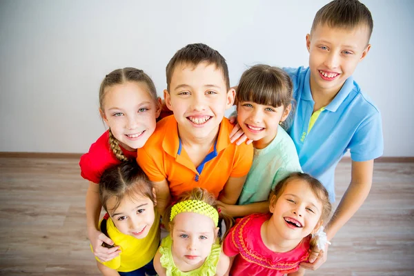 Niños felices jugando — Foto de Stock