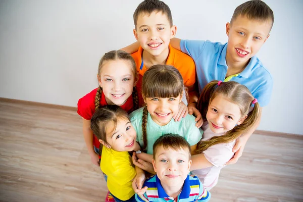 Niños felices jugando — Foto de Stock