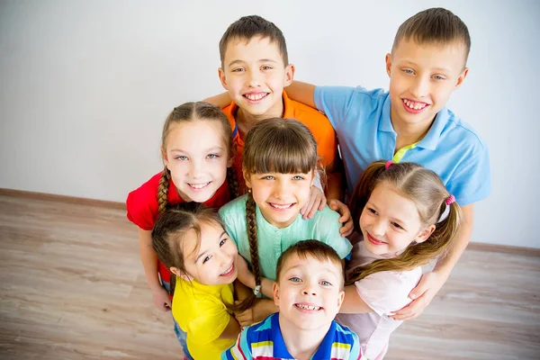 Niños felices jugando — Foto de Stock