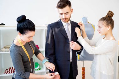 İş yerinde genç terziler