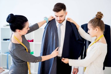 Çalışan kadın terziler