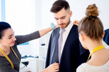 Çalışan kadın terziler