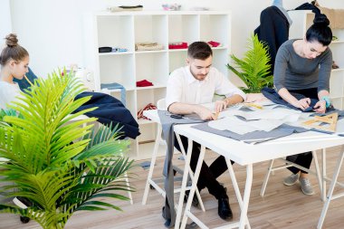 Elbise üzerinde çalışma terziler