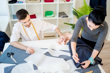 Elbise üzerinde çalışma terziler